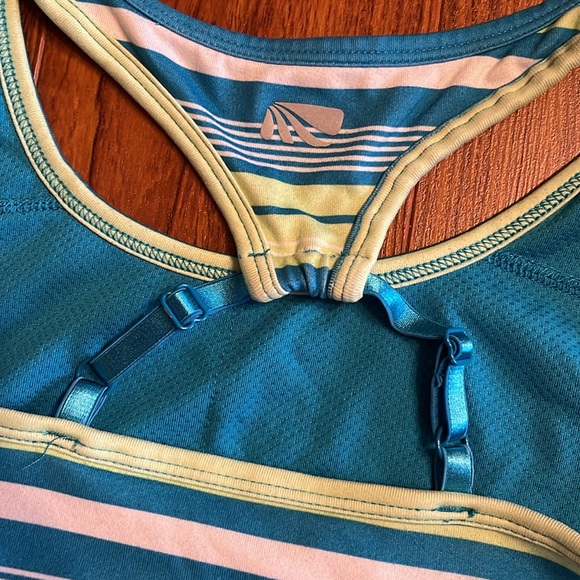 Marika tell sports bra - Picture 3 of 4